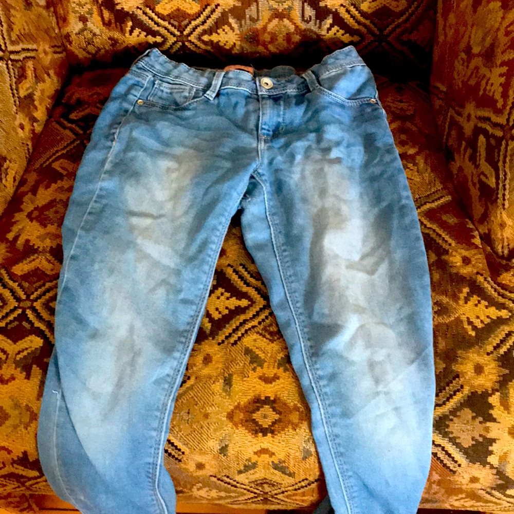 Selling these blue skinny jeans